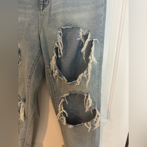 Urban Outfitters Light Wash Super Distressed Mom Jean - Size 28 - Picture 3 of 6